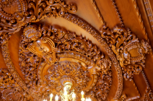 Trần nhà cũng được ốp bằng gỗ lim.