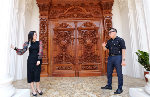 Cửa chính của căn nhà được làm từ những khối gỗ lim dày.