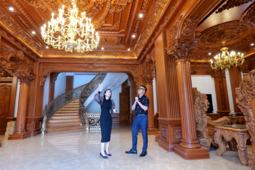 Không chỉ bên ngoài, phần nội thất trong căn dinh thự cũng khiến nhiều người kinh ngạc bởi độ "chịu chơi" khi toàn bộ đều làm từ gỗ lim.