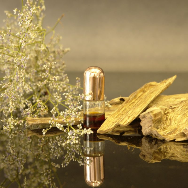 Trên thị trường, tinh dầu trầm hương có 2 loại: tinh dầu trầm hương nhân tạo và tinh dầu trầm hương tự nhiên.