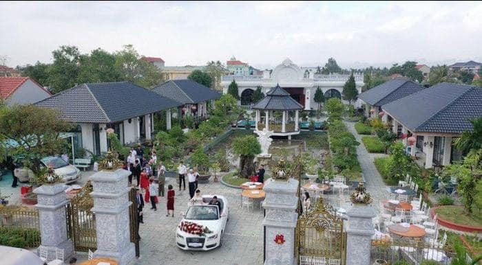 Điều gây ấn tượng nhất là 4 ngôi nhà được thiết kế liền kề nhau và 1 căn ở chính giữa.