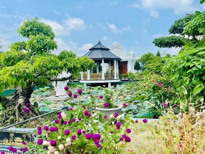 Anh Huy - một trong những người con trai của gia đình cho biết, căn biệt thự khởi công từ đầu năm 2021 và hiện vẫn chưa hoàn thiện. Dự kiến, công trình sẽ hoàn thành trong năm 2023.