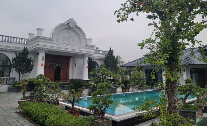 Hai bên trái và phải là những căn nhà khang trang đối xứng nhau, mỗi căn rộng 170m2. Ảnh: Người đưa tin