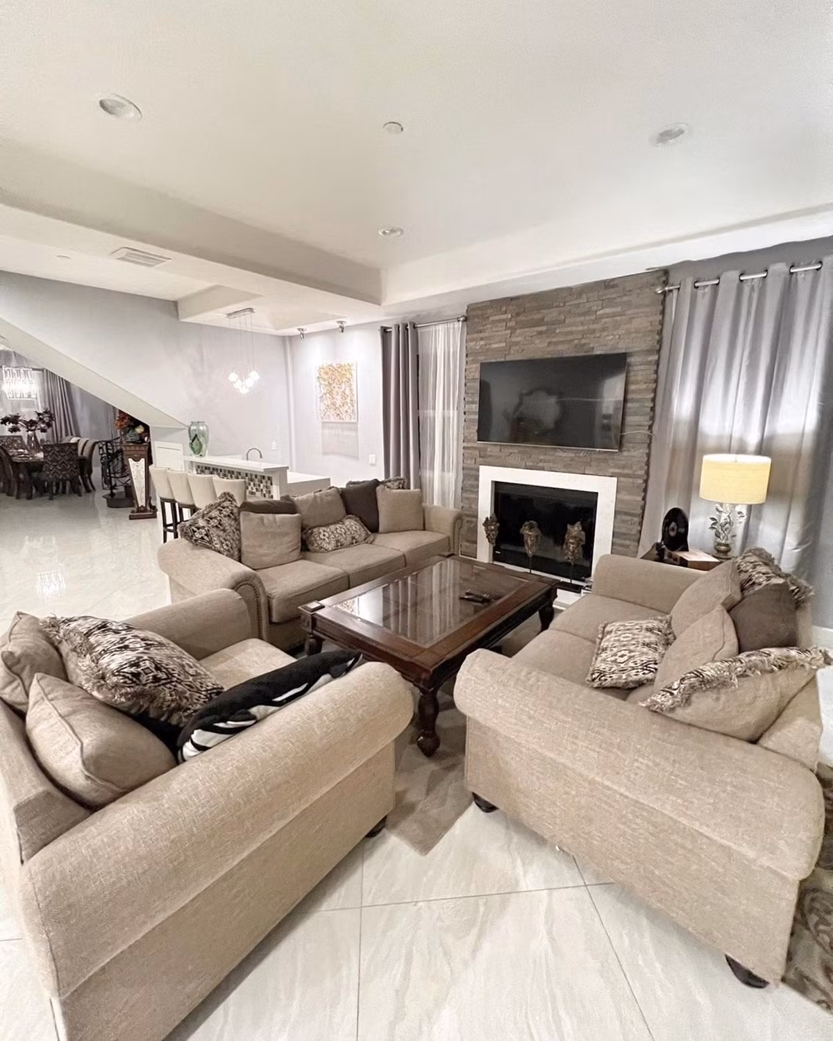 Nữ ca sĩ cho biết mua căn biệt thự này làm nơi nghỉ dưỡng mỗi khi có chuyến lưu diễn sang Mỹ. Ảnh: Instagram Lệ Quyên