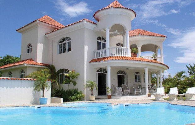 Bên cạnh căn biệt thự 5 tầng tại TP HCM, Việt Hương còn tậu một dinh thự ở Mỹ. Ngôi nhà được bao phủ bởi màu trắng với 2 phòng ngủ, một phòng khách, nhà bếp, 2 nhà tắm. Ảnh: FB Việt Hương