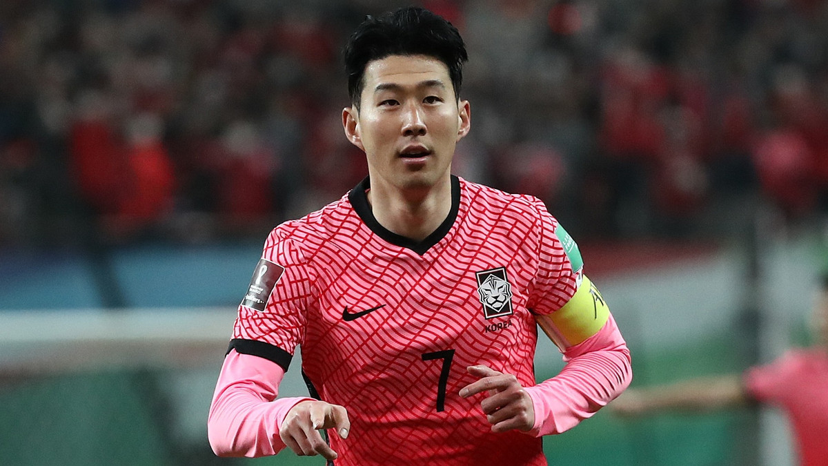 Son Heung Min cũng là gương mặt quảng cáo hot ở Hàn Quốc. Hàng loạt các nhãn hàng từ đồ ăn nhanh, dầu gội đến ghế mát-xa, điện thoại... ở quê nhà ký hợp đồng với nam cầu thủ này. Ảnh: Goal