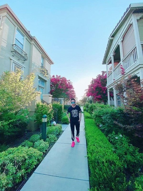 Bên ngoài biệt thự của Nhật Tinh Anh bao phủ bởi nhiều cây xanh.