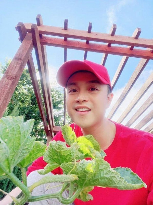 Nam ca sĩ tận dụng khoảng sân của căn nhà để trồng các loại cây.