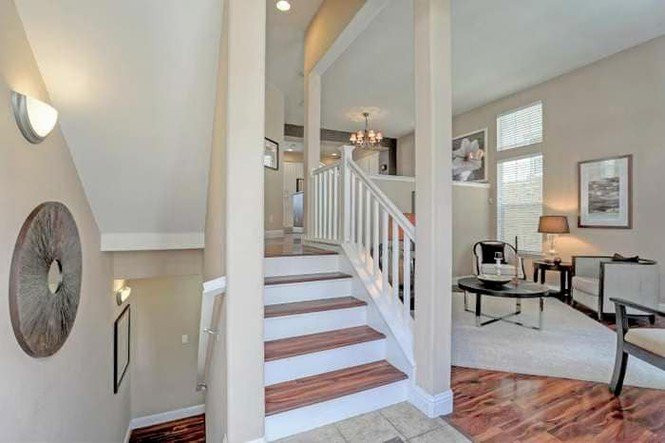 Bên trong biệt thự được thiết kế theo phong cách hiện đại với nội thất đơn giản.