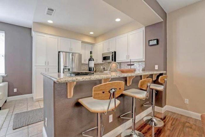 Trong phòng bếp có quầy bar mini đồng thời là góc ăn sáng tiện dụng.