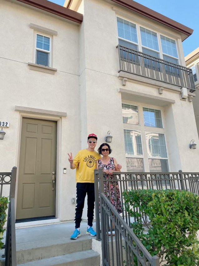 Trên trang cá nhân, nam ca sĩ khiến nhiều khán giả ngưỡng mộ khi khoe căn biệt thự tại San Jose (California, Mỹ) dành tặng cha mẹ dưỡng già.
