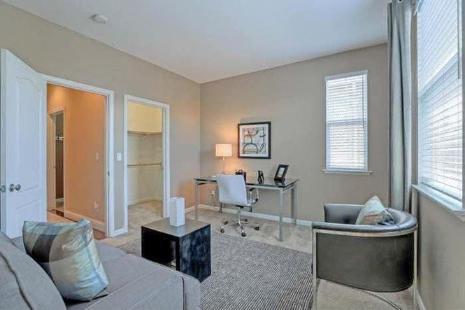 Không gian làm việc tại gia tiết chế tối đa nội thất nhằm tạo độ thoáng cho căn phòng.