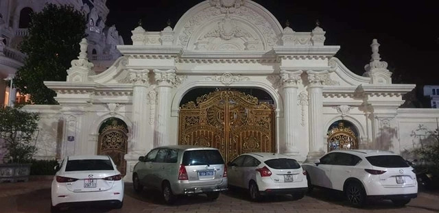 Cổng biệt thự hoành tráng và tinh xảo. Ảnh: Dân trí