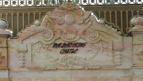 Bên ngoài còn được trang trí bằng đá quý đắt tiền. Ảnh: Congan