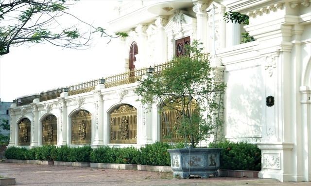 Toàn bộ tường bao và cổng của khu biệt thự được xây dựng cầu kỳ. Ảnh: Suckhoedoisong