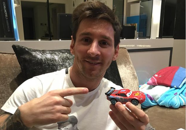 Cầu thủ người Argentina được đồn đại là đã mua chiếc xe đắt nhất từ trước đến nay, chiếc Ferrari 335 Sport Spider Scaglietti đời 1957, với giá 37 triệu USD vào năm 2016. Ảnh: Instagram