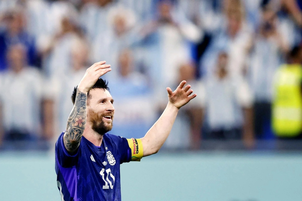 Messi mang về khoản thu nhập đáng kinh ngạc 75 triệu USD trên sân cỏ trong năm qua - nhiều hơn bất kỳ vận động viên thể thao nào khác trên hành tinh. Ảnh: Kyodo