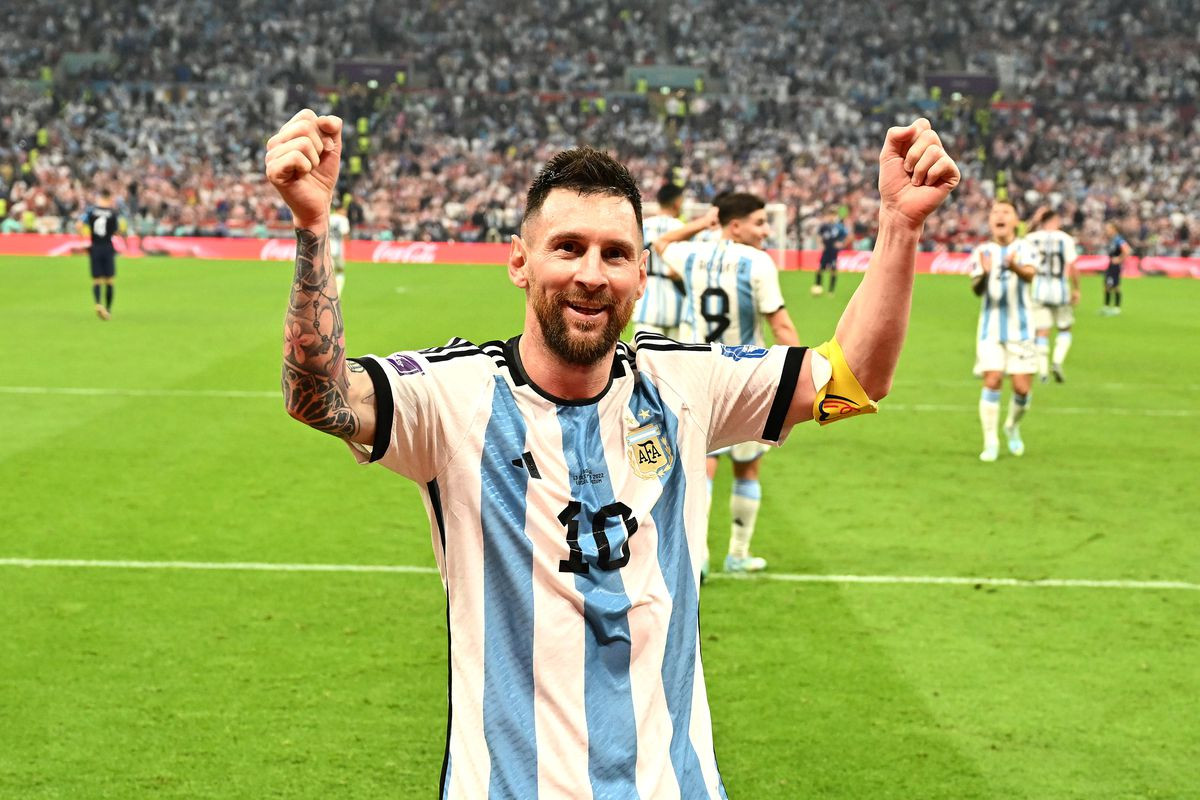 Sau khi rực sáng giúp đội nhà đánh bại Croatia và góp mặt ở chung kết World Cup 2022, Lionel Messi được nhiều tờ báo của Argentina tôn vinh không khác gì "thánh sống". Ảnh: Barca Blaugranes