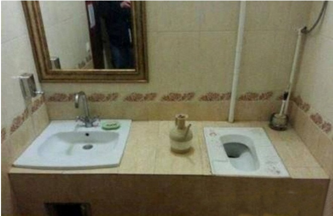 Nhiều người không thể lý giải vì sao kiến trúc sư lại có thể nghĩ ra được kiểu thiết kế nội thất nhà vệ sinh như thế này. Ảnh: Getty