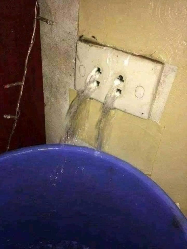 Ổ cắm điện vô tình trở thành vòi nước. Ảnh: Getty