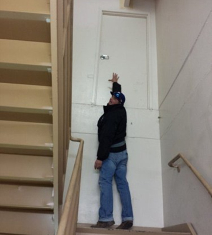 Cửa ra vào thách thức chiều cao của gia chủ. Ảnh: Borpanda