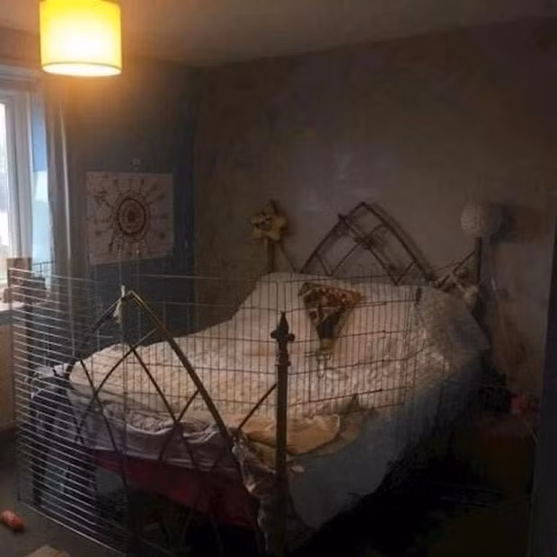 Rào quanh giường như thế này thì mỗi lần đi ngủ hay thức dậy đều rất mất thời gian. Ảnh: DM