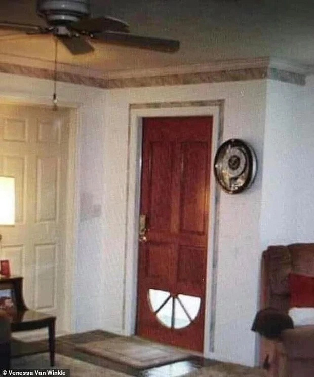 Có vẻ như người thợ đã nhầm lẫn khi lắp đặt cửa. Ảnh: DM