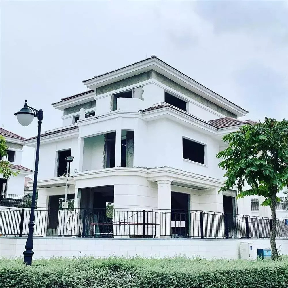 Doanh nhân Đức Huy lần đầu "nhá hàng" căn biệt thự vào tháng 11/2020. Thời điểm đó, căn nhà còn đang xây thô.