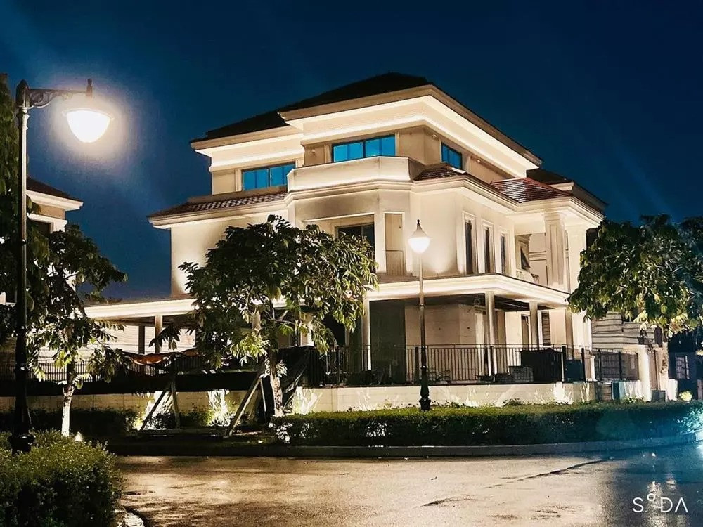 Dựa vào không gian xung quanh, có thể thấy biệt thự tọa lạc tại khu nhà giàu.