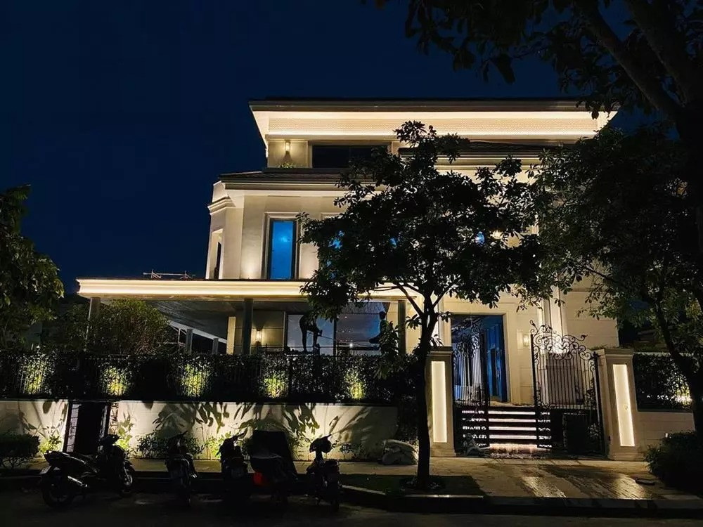 Mới đây, doanh nhân Đức Huy - chồng cũ Lệ Quyên chia sẻ một số hình ảnh về biệt thự mới vừa hoàn thiện.