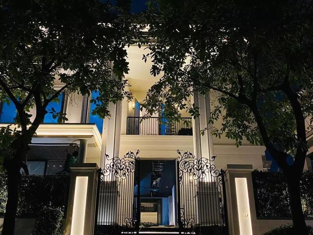 Thông qua loạt ảnh chia sẻ, nhiều người không khỏi choáng ngợp bởi sự bề thế của căn biệt thự.