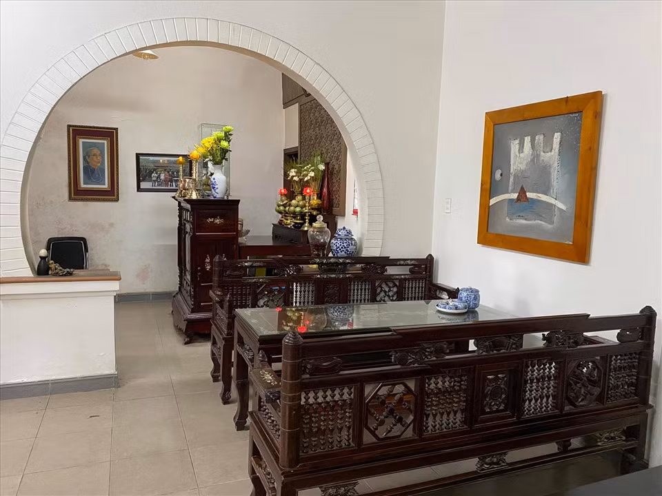 Dù biệt thự khá cũ nhưng thay vì đập đi xây lại, nam ca sĩ cho tu sửa bởi yêu thích nét cổ xưa của nó. Ảnh: Lao động