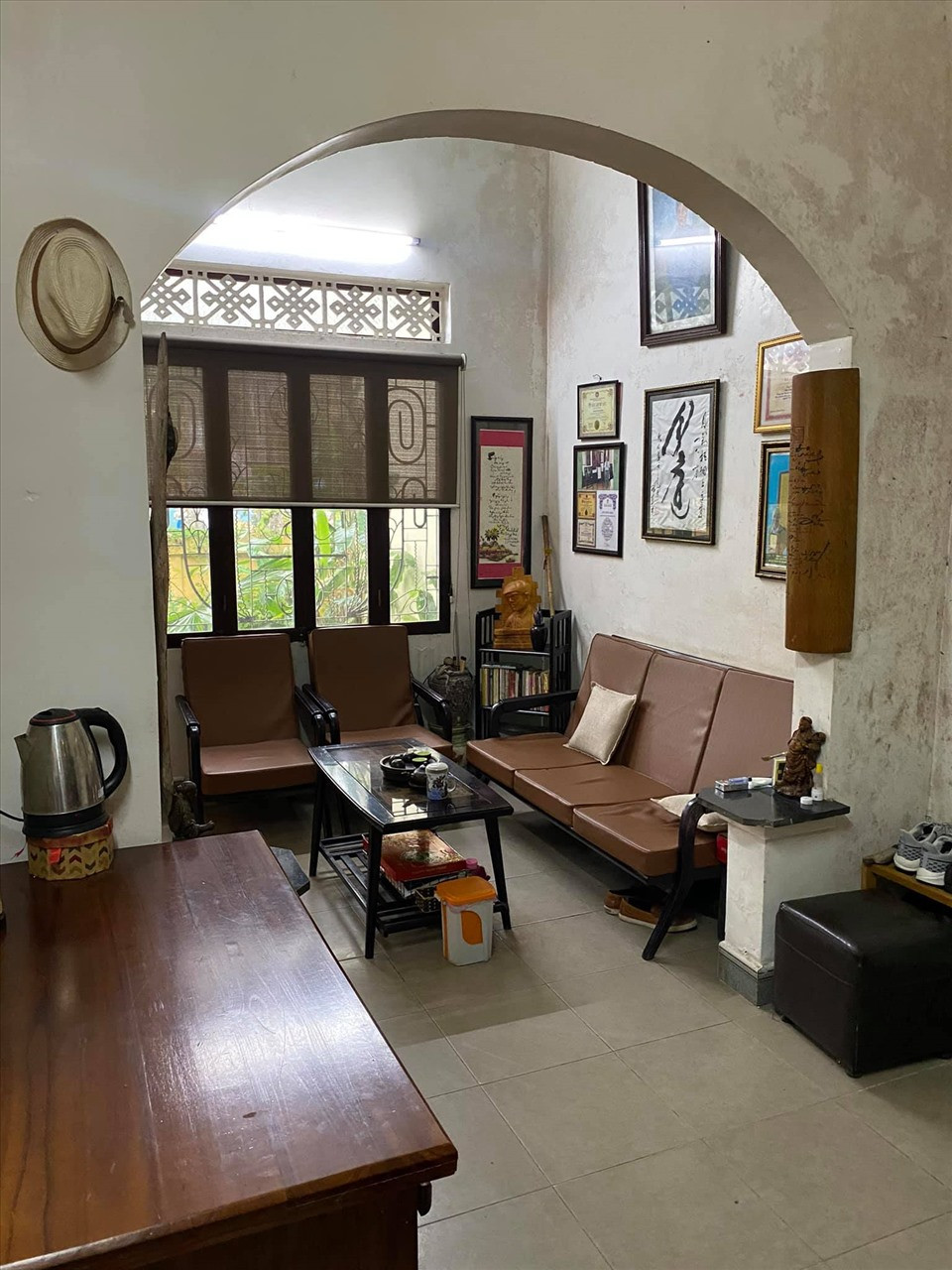 Không gian phòng cổ kính, được bày trí nhiều tranh ảnh. Ảnh: Lao động