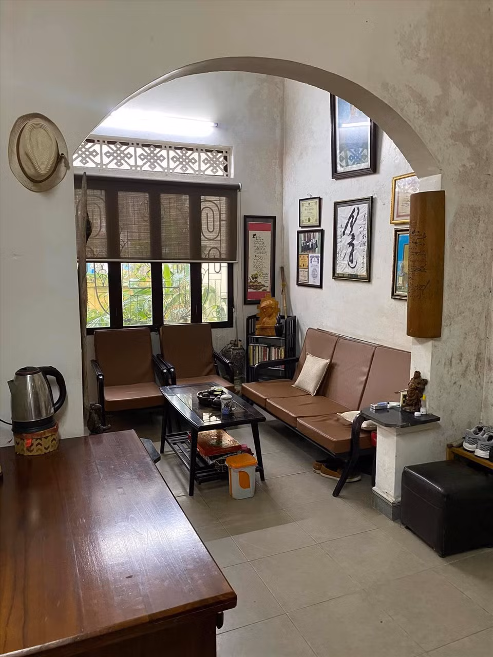 Không gian phòng cổ kính, được bày trí nhiều tranh ảnh. Ảnh: Lao động