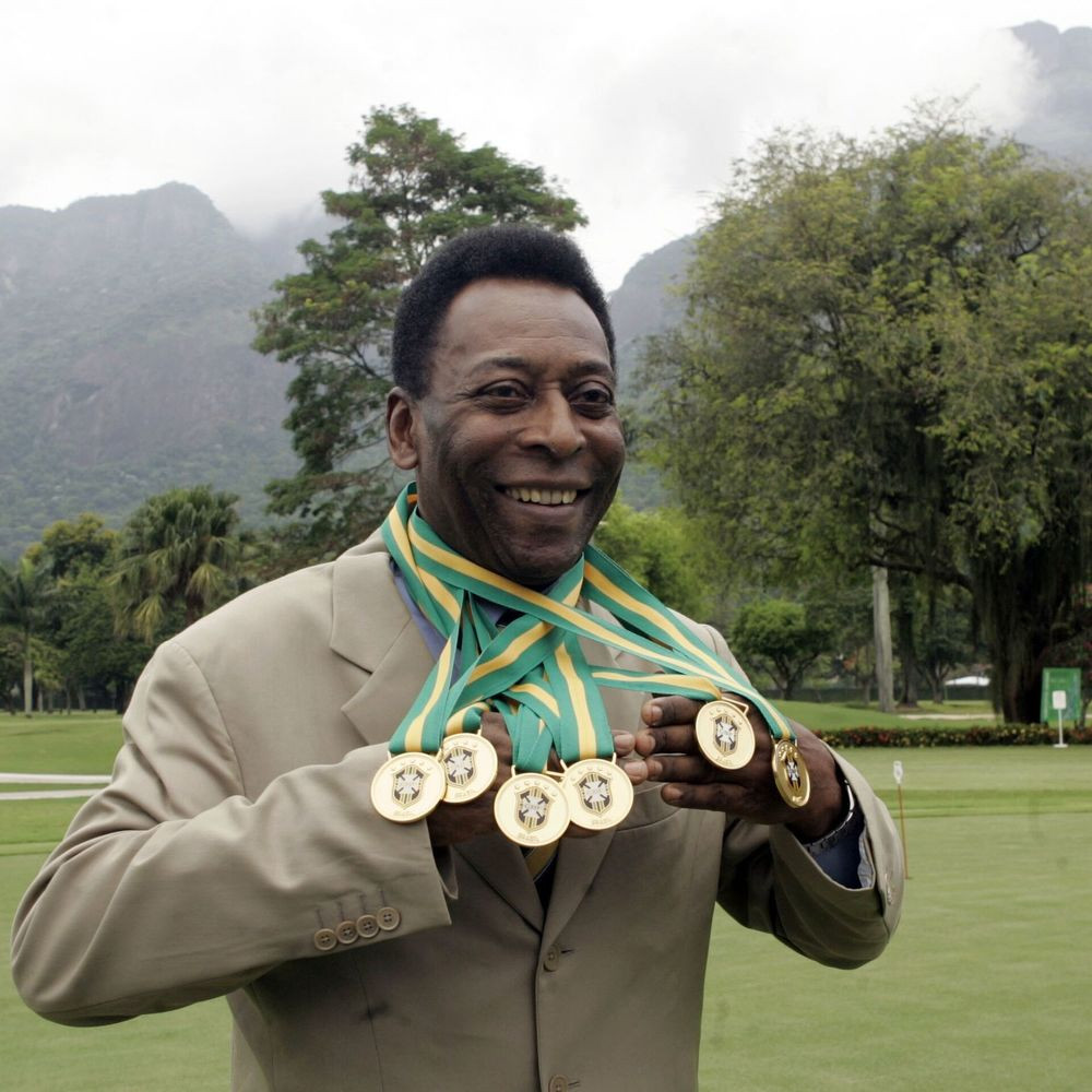 Khi còn thi đấu, Pele từng được Puma trả 25.000 USD chỉ để buộc dây giày trước khi bắt đầu trận chung kết World Cup 1970. Ảnh: Goal