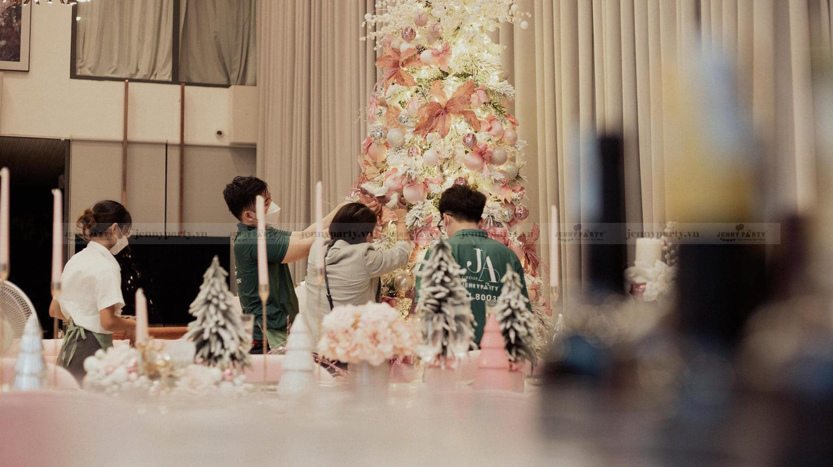 Vào dịp Giáng sinh, Ngọc Trinh trang hoàng cho không gian sống thêm lộng lẫy với đủ thông Noel, quà, gấu bông...