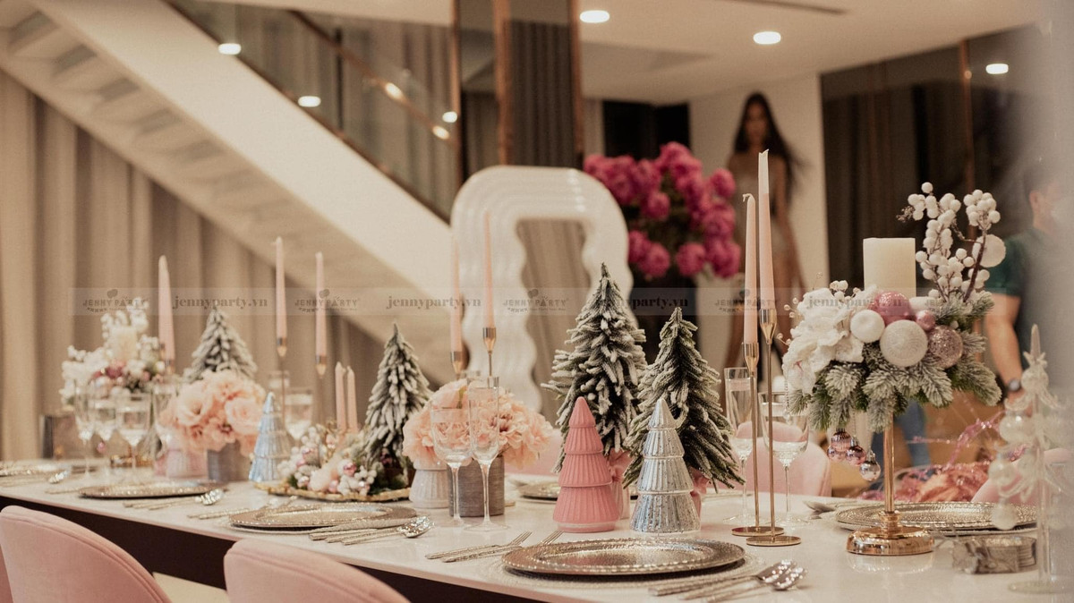 Sau nhiều năm hoạt động showbiz, "nữ hoàng nội y" Ngọc Trinh vẫn là cái tên hot với công chúng. Người đẹp đang sống trong căn biệt thự đồ sộ tại TP HCM.