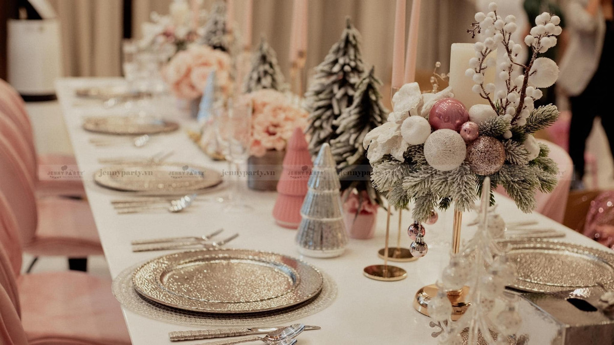 Bàn tiệc cũng được trang trí cầu kỳ và đẹp mắt.