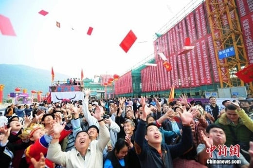 Một đại gia ở Trung Quốc khác không ngần ngại tổ chức một màn phát bao lì xì cực hoành tráng tại Trương Gia Giới, Hồ Bắc, Trung Quốc. Ảnh: Chinanews