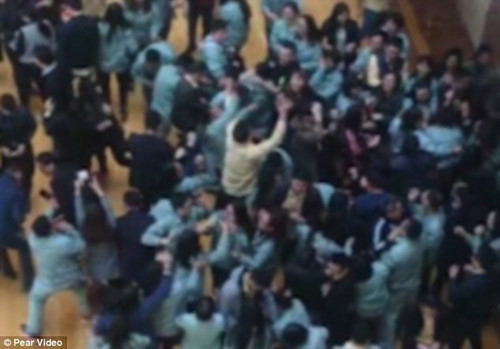 Ở bên dưới, nhiều nhân viên la hét, thậm chí xô đẩy nhau để lấy tiền lì xì Ảnh: DM