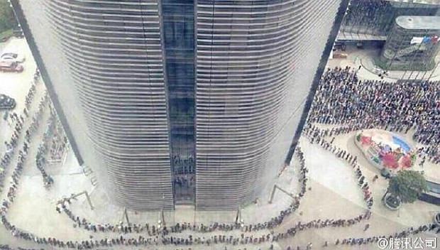 Vào ngày đi làm đầu tiên của năm mới, nhân viên Tencent nối đuôi nhau chờ được lì xì bên ngoài trụ sở của tập đoàn. . Ảnh: Tencent