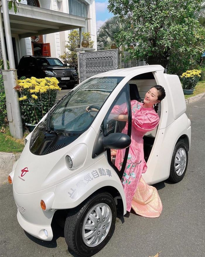 Đặc biệt, nữ ca sĩ còn được chồng doanh nhân tặng cho siêu xe độc đáo chỉ để "đi siêu thị". Ảnh: FBNV