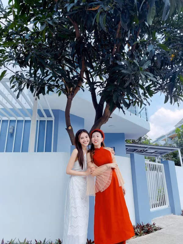 Trước đó, gia đình nữ diễn viên đang sống trong căn biệt thự cao cấp khác. Ảnh: FBNV