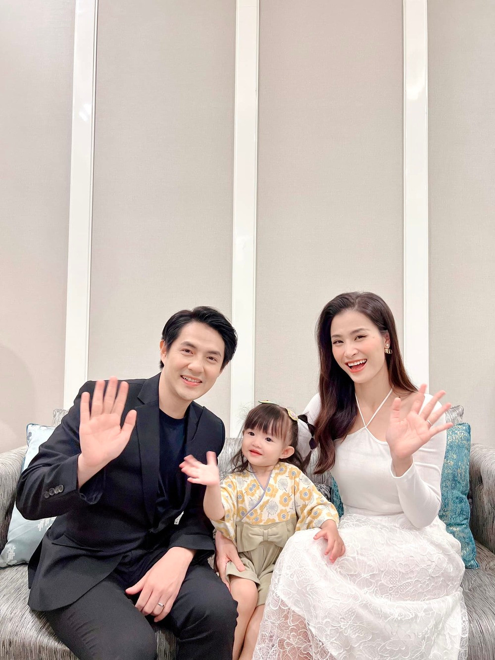  Đông Nhi - Ông Cao Thắng là một trong những cặp đôi hạnh phúc bậc nhất showbiz Việt, được khá giả ngưỡng mộ. Trên trang cá nhân, Đông Nhi khoe khoảnh khắc cả gia đình quây quần trong biệt thự ấm cúng. Ảnh: FB Đông Nhi