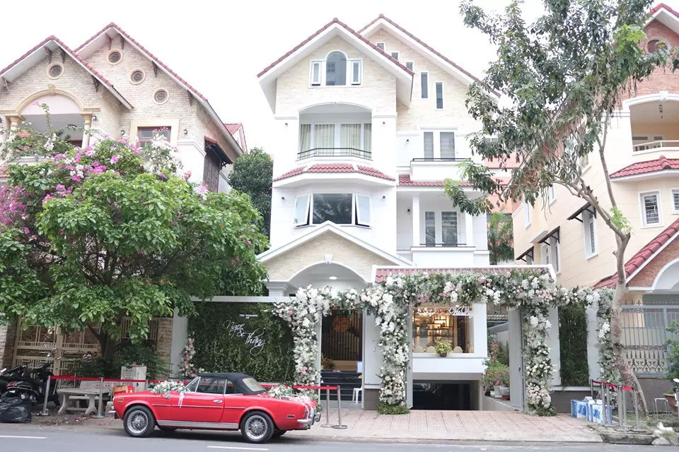 Cơ ngơi của vợ chồng Đông Nhi - Ông Cao Thắng là ngôi nhà 3 tầng khang trang nằm trong khu dân cư cao cấp. Ảnh: FB Đông Nhi