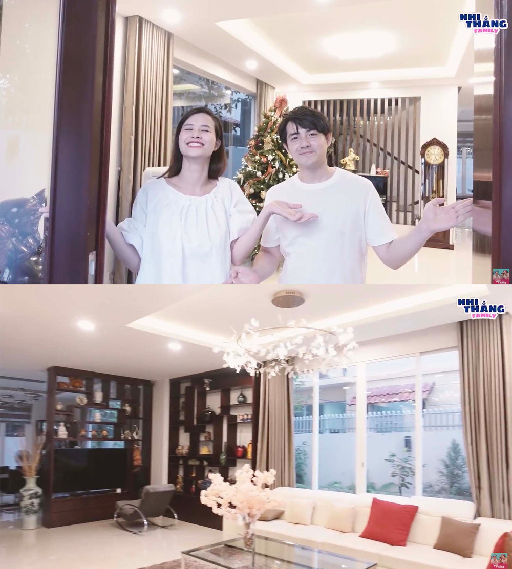 Không gian phòng khách thoáng đãng, sử dụng cửa kính lớn. Ảnh: FB Đông Nhi