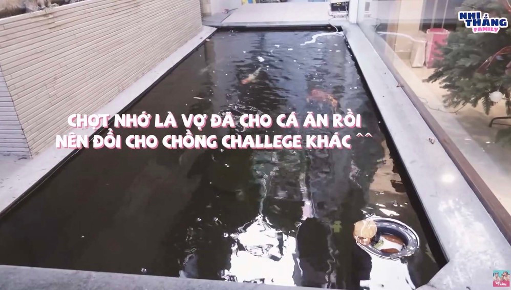Trong nhà còn có hồ cái Koi bạc tỷ. Ảnh: YouTube Nhi - Thắng Family