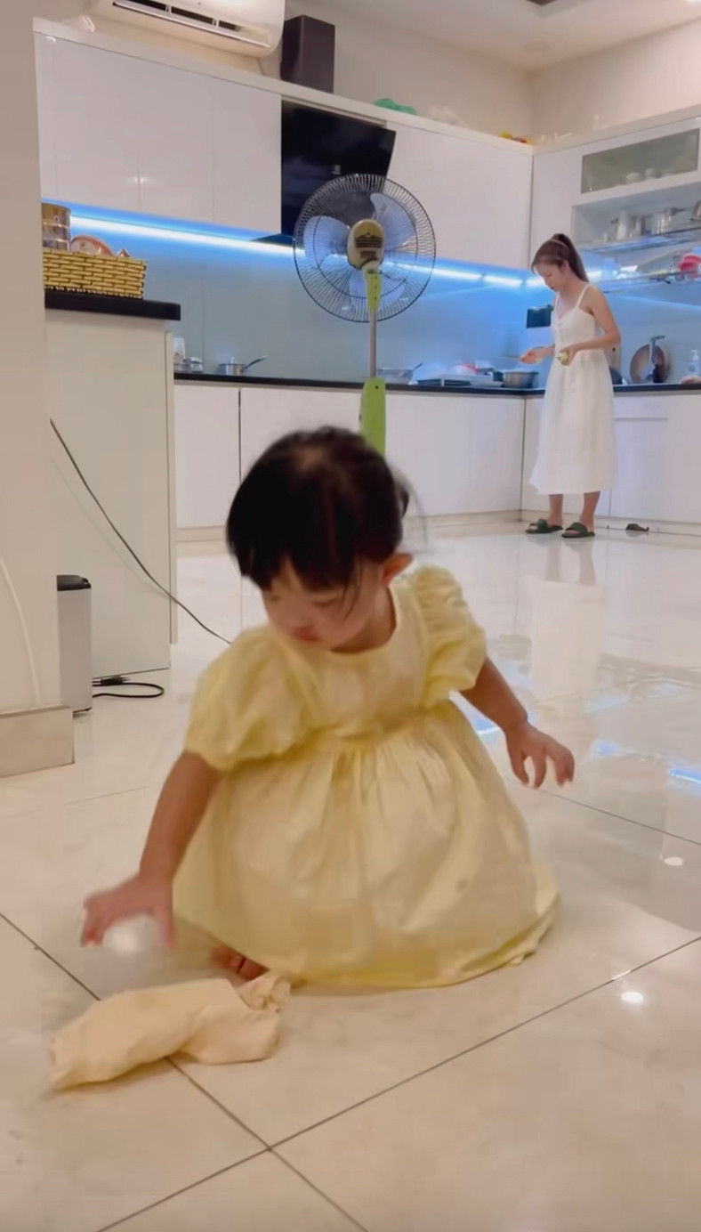 Căn bếp rộng rãi có tông màu trắng chủ đạo. Ảnh: FB Đông Nhi