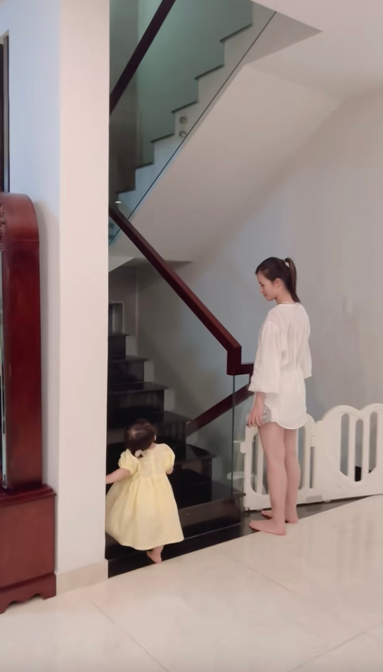 Khu vực cầu thang trong nhà Đông Nhi được rào cẩn thận để đảm bảo an toàn cho bé Winne. Ảnh: FB Đông Nhi
