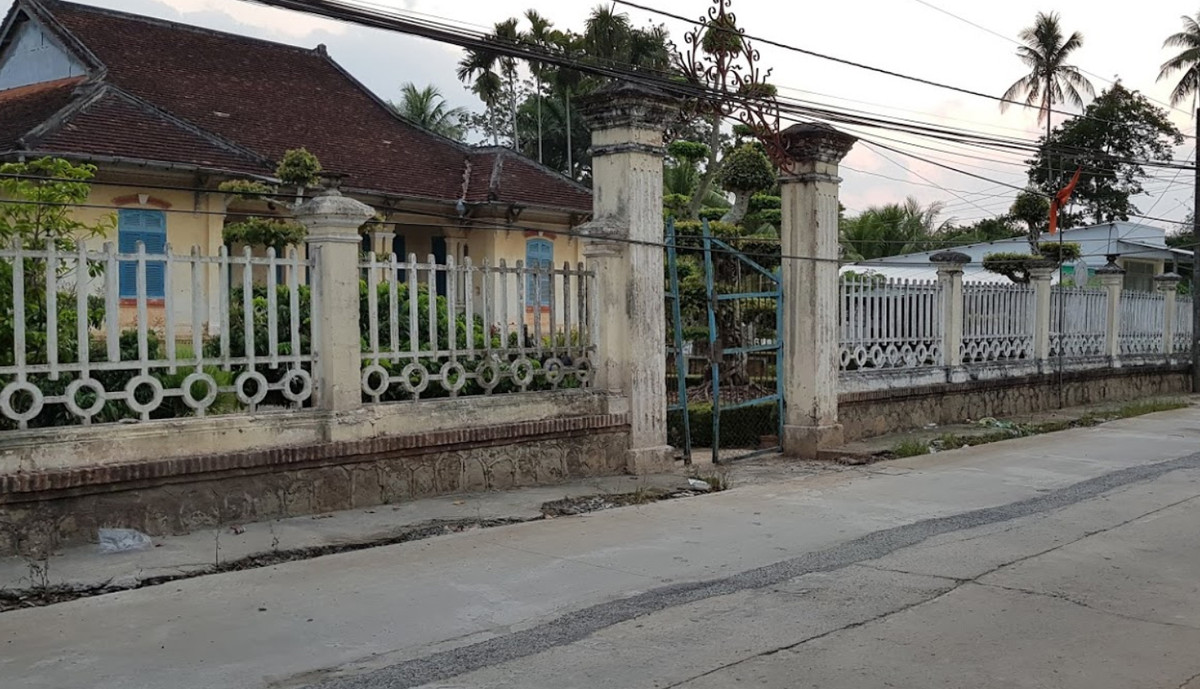 So với các nhà cổ khác ở Tân Lộc, nhà cổ Trần Bá Thế có điểm khác biệt là hai đầu hàng hiên thuộc hai chái 2 bên nhà có 2 phòng nhỏ, diện tích 10m2, dùng làm phòng đọc sách cho gia đình. Ảnh: Thamhiemmekong